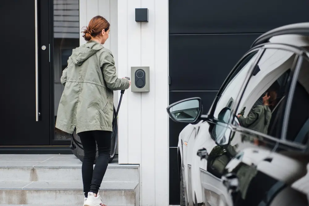 Installerad laddbox på en husvägg